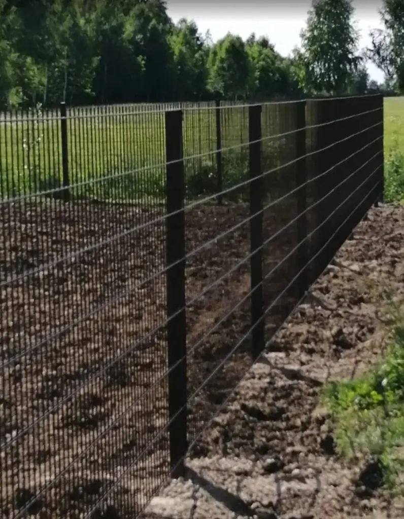 Как защитить забор от подкопа собаками